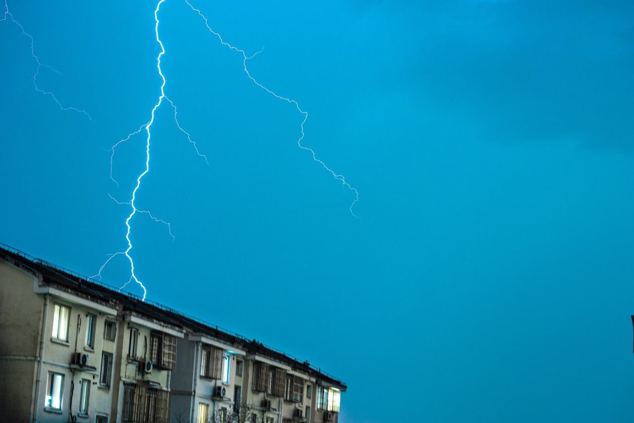 万万没想到打雷时这个动作要人命酷暑雷雨多发这些防范知识要牢记