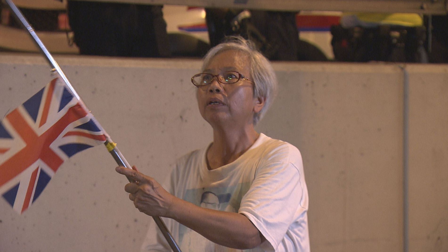 在“修例风波”游行现场手持英国国旗的王凤瑶 图自港媒