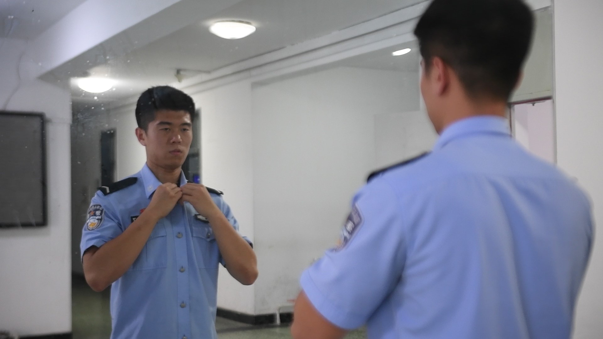 中国刑事警察学院毕业生姜辰阳在整理着装.新华社记者蔡湘鑫摄