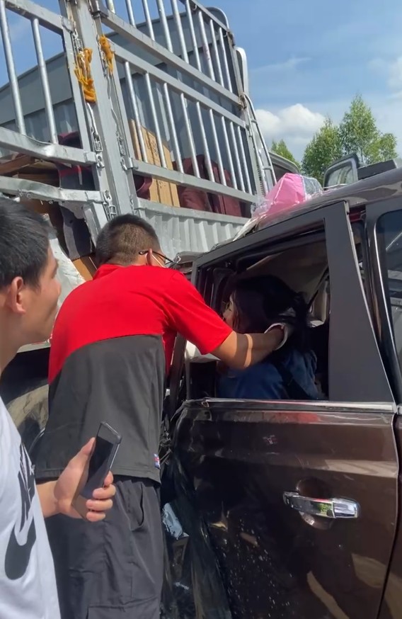 立即到距离交通事发现场约50米处停车,   并快速下车查看车内是否有