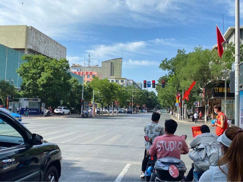 移动后的非机动车道红绿灯.