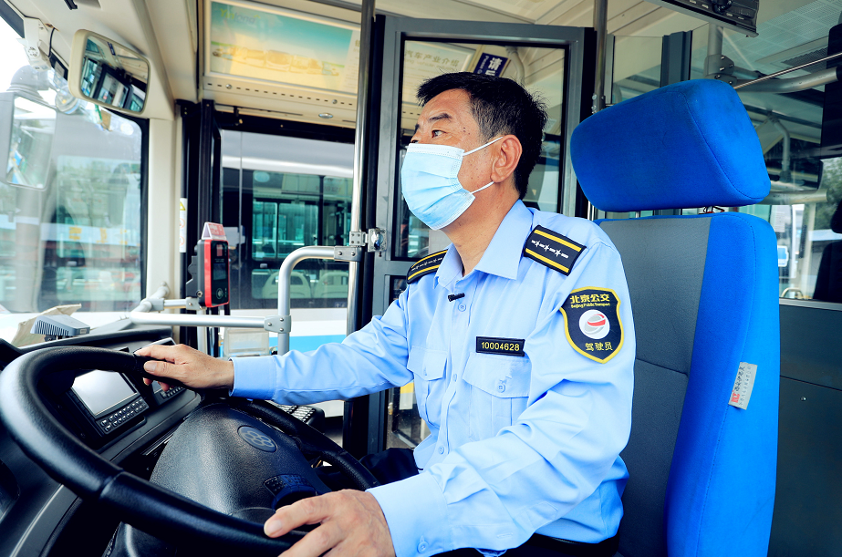 北京牡丹园冒雨指挥交通的驾驶员是他,人称"牛人"!