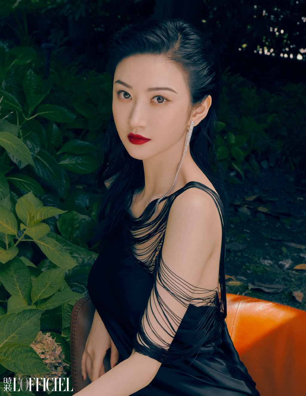 景甜曝最新时装大片 光影间诠释成熟与优雅