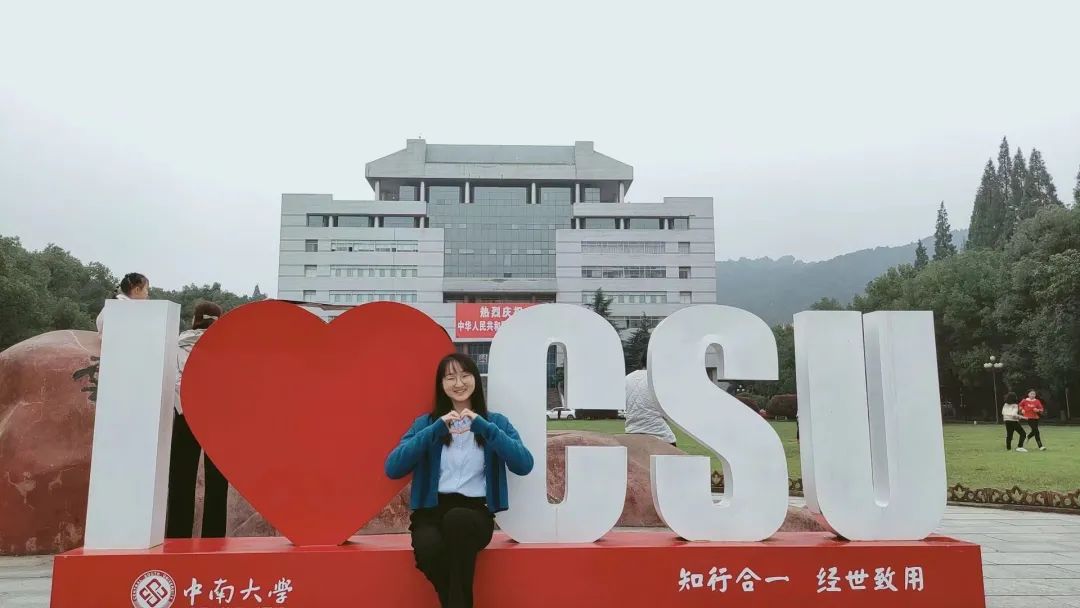 长沙一男子医学院内晕倒，学生和老师都冲上来救人……休闲区蓝鸢梦想 - Www.slyday.coM