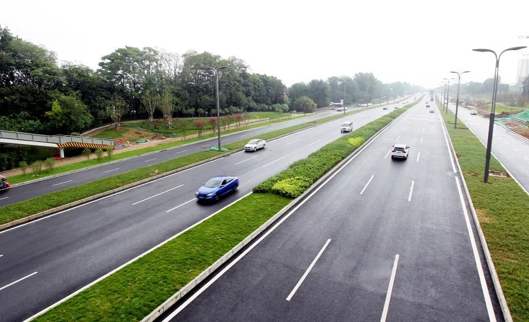 "成洛简快速路(龙泉段)"成洛简快速路(龙泉段)起于成洛大道绕城高速