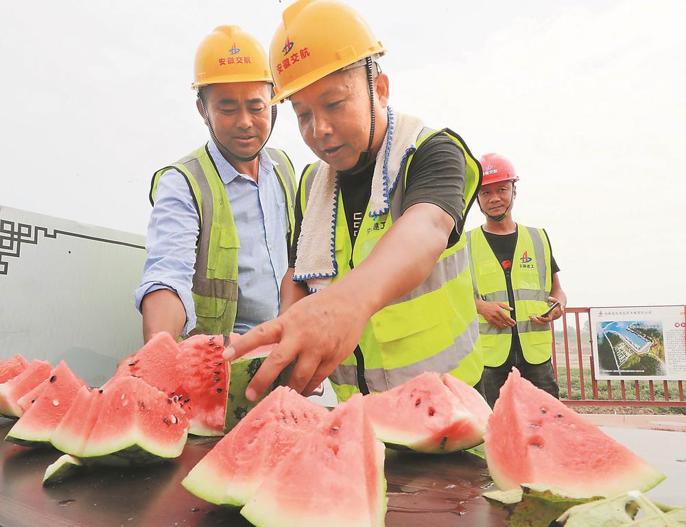 为预防高温,湖北佳士成环保科技有限公司阜阳分公司买来白糖,绿豆等