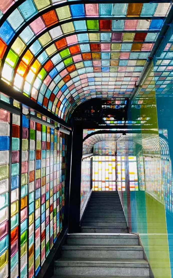 记得当初在福州游玩时,一家儿童书店的楼梯走道就是由彩色玻璃砖组成
