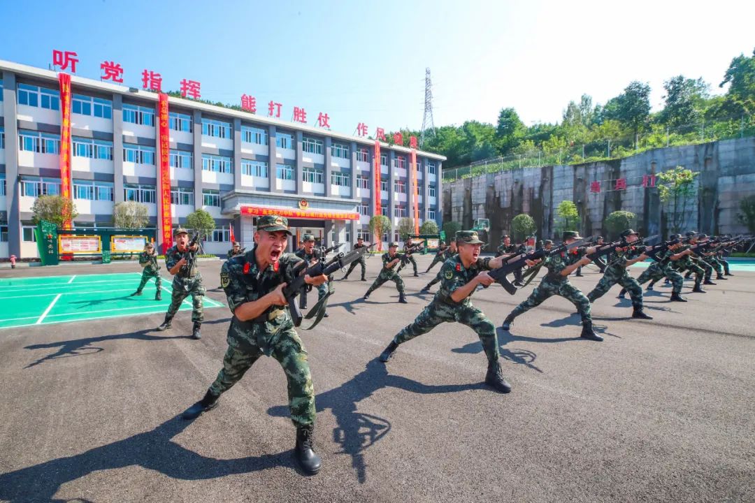 正文      连日来,   武警重庆总队执勤第三支队   紧密结合夏季高温