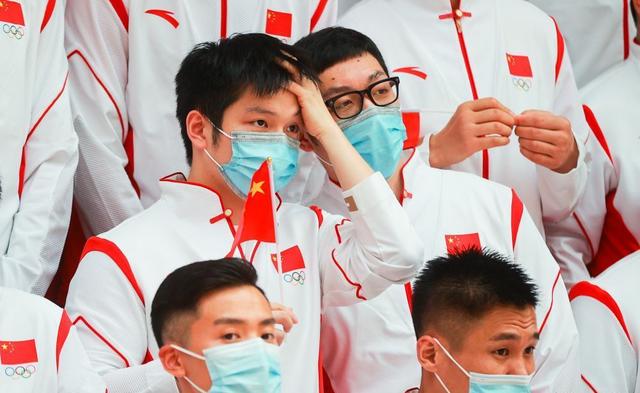 两位不懂球的胖子同框！刘国梁代表国乒发言，跟老友郎平互致问候休闲区蓝鸢梦想 - Www.slyday.coM
