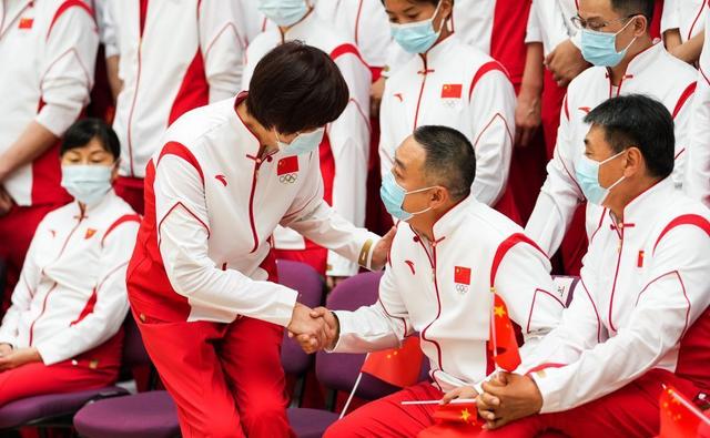 两位不懂球的胖子同框！刘国梁代表国乒发言，跟老友郎平互致问候休闲区蓝鸢梦想 - Www.slyday.coM