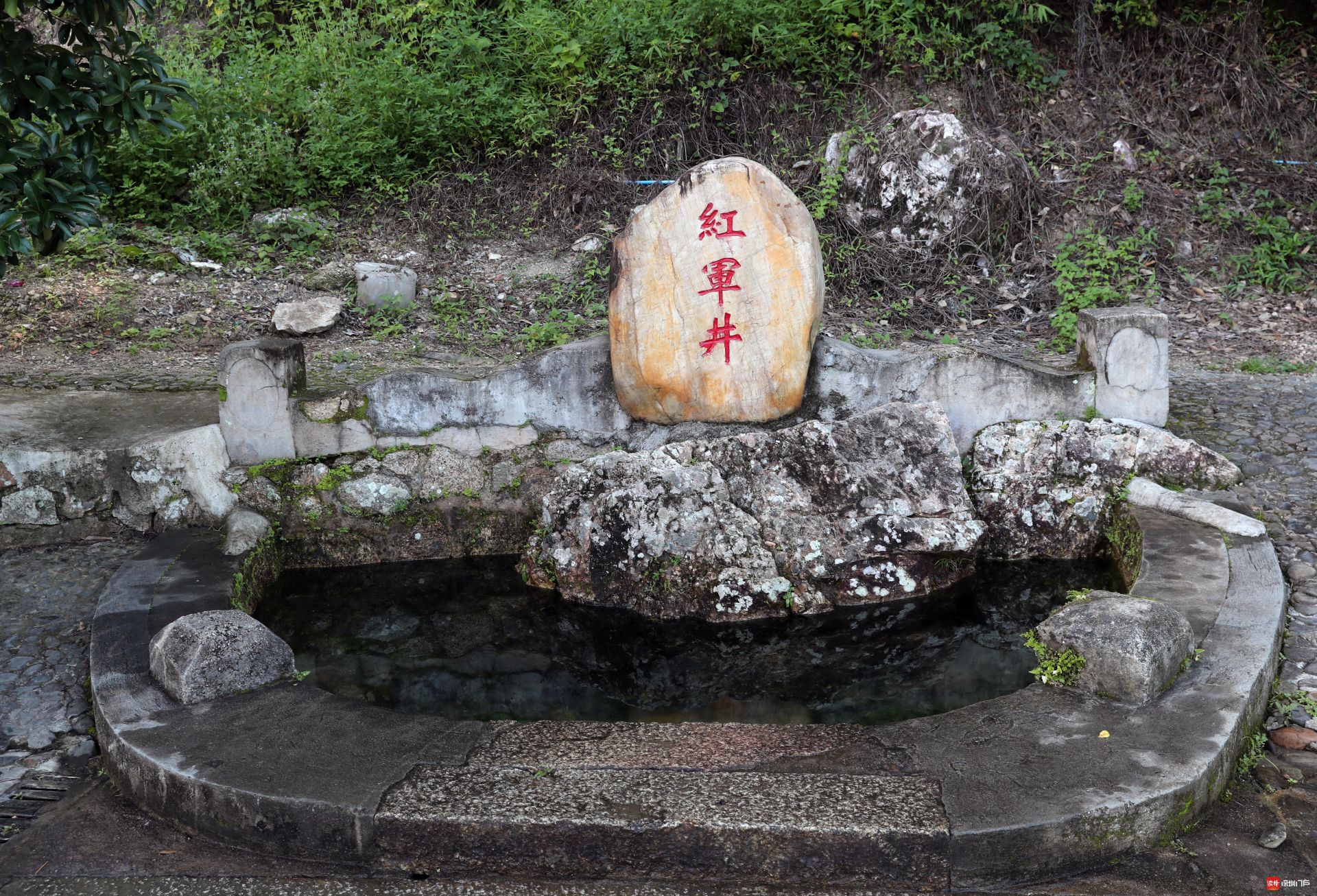 惠东县高潭镇中洞村的红军井,井水清澈甘甜如当年1927年10月,由董朗