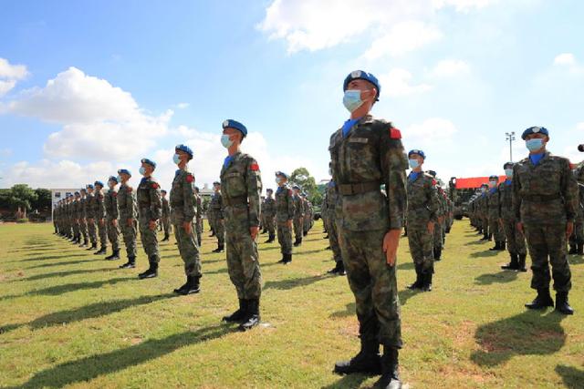 受阅官兵军姿挺拔.吴聪 摄