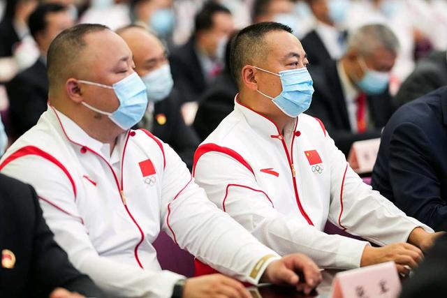 两位不懂球的胖子同框！刘国梁代表国乒发言，跟老友郎平互致问候休闲区蓝鸢梦想 - Www.slyday.coM