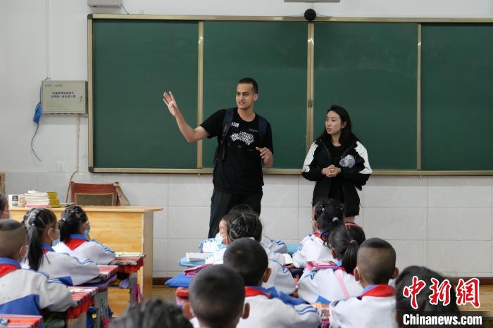 图为在华留学生与拉萨市小学生在课堂互动. 谢牧 摄