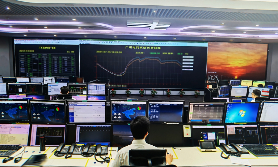 南方电网广东广州供电局电力调度员正在进行电力负荷监控.