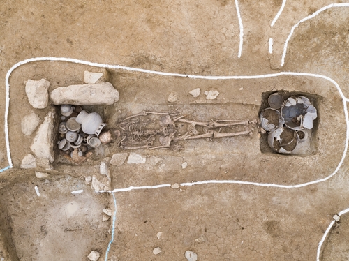 韩媒:韩国出土1500年前身高1米8人骨(图)