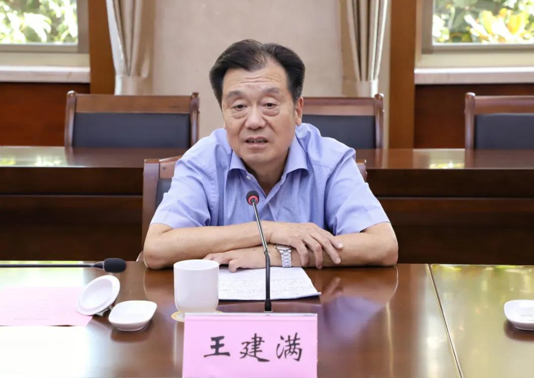 区委副书记,区长黄国钧向王建满,沈志刚一行详细介绍了婺城区经济社会