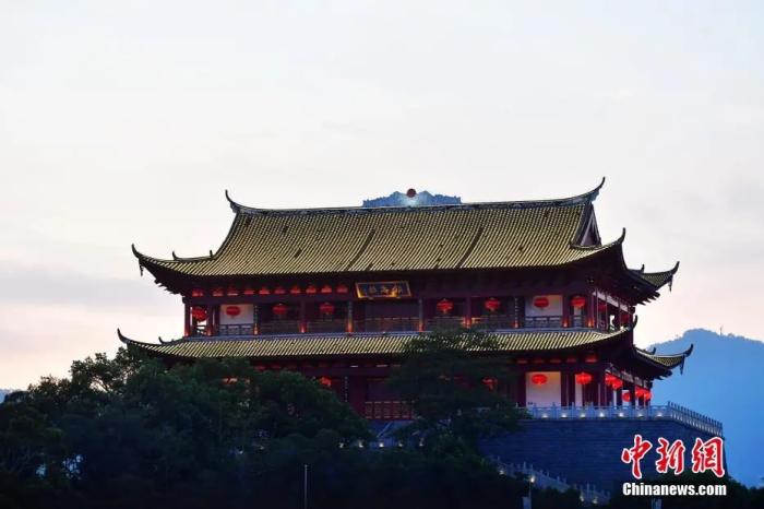 图为福州标志性建筑镇海楼。福州古厝展示馆设于镇海楼内。张斌 摄
