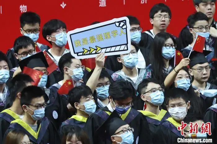 资料图:2021届某高校本科生毕业典礼暨学位授予仪式。泱波 摄