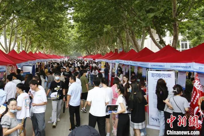 资料图:某招聘会现场 中新网 王登峰 摄