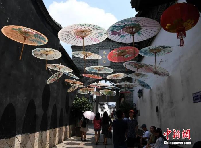 “福州三宝”之一的油纸伞让三坊七巷更加充满古香古色的味道。张斌 摄
