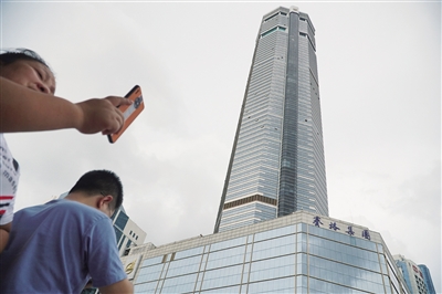 7月14日,深圳有关单位负责人和专家就"5月18日深圳赛格广场大厦振动