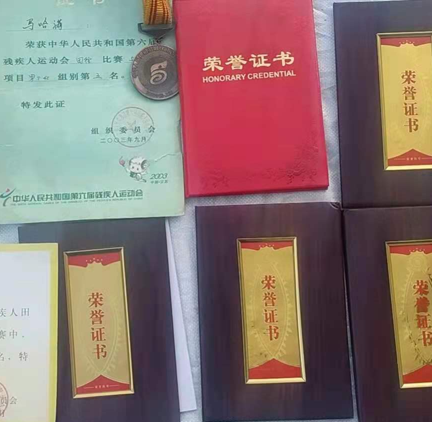 6岁失去双臂，母亲哭瞎眼睛，泾源男子用双脚与命运抗争！休闲区蓝鸢梦想 - Www.slyday.coM