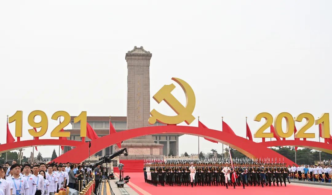 这是国旗护卫队准备升旗。新华社记者 李鑫 摄