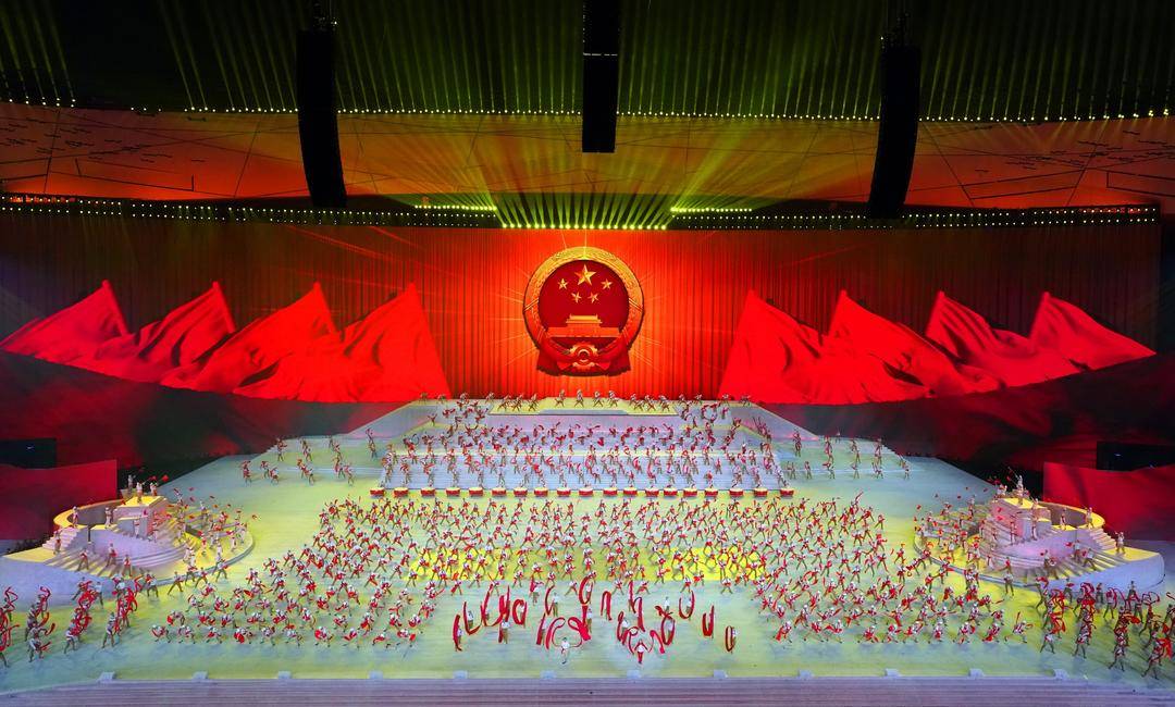 "沈晨大致算了一下,从鸟巢的备场区到舞台,跑着也要三四分钟,因此