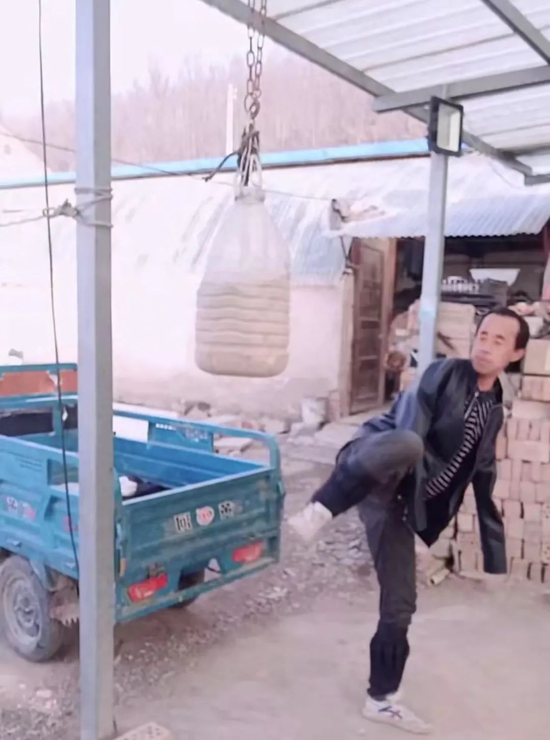 6岁失去双臂，母亲哭瞎眼睛，泾源男子用双脚与命运抗争！休闲区蓝鸢梦想 - Www.slyday.coM