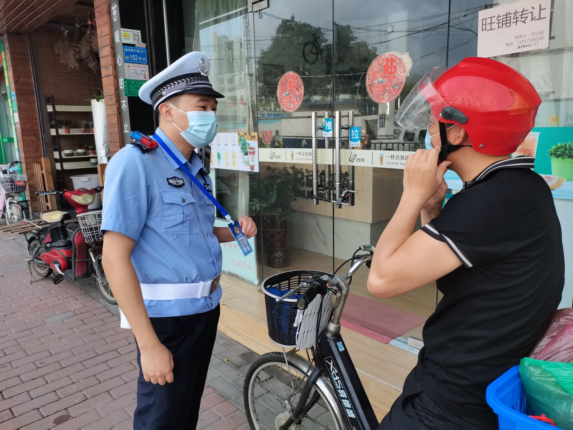 他们"微劝导",为市民安全文明出行护航|东莞市_新浪新闻