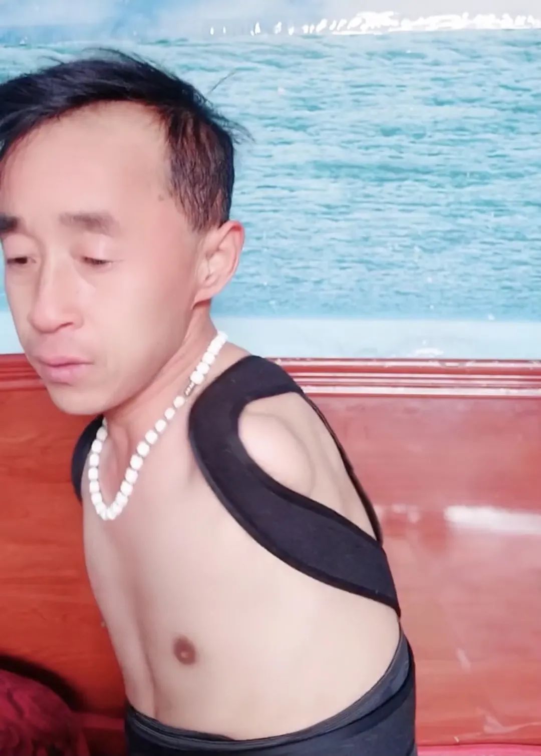 6岁失去双臂，母亲哭瞎眼睛，泾源男子用双脚与命运抗争！休闲区蓝鸢梦想 - Www.slyday.coM