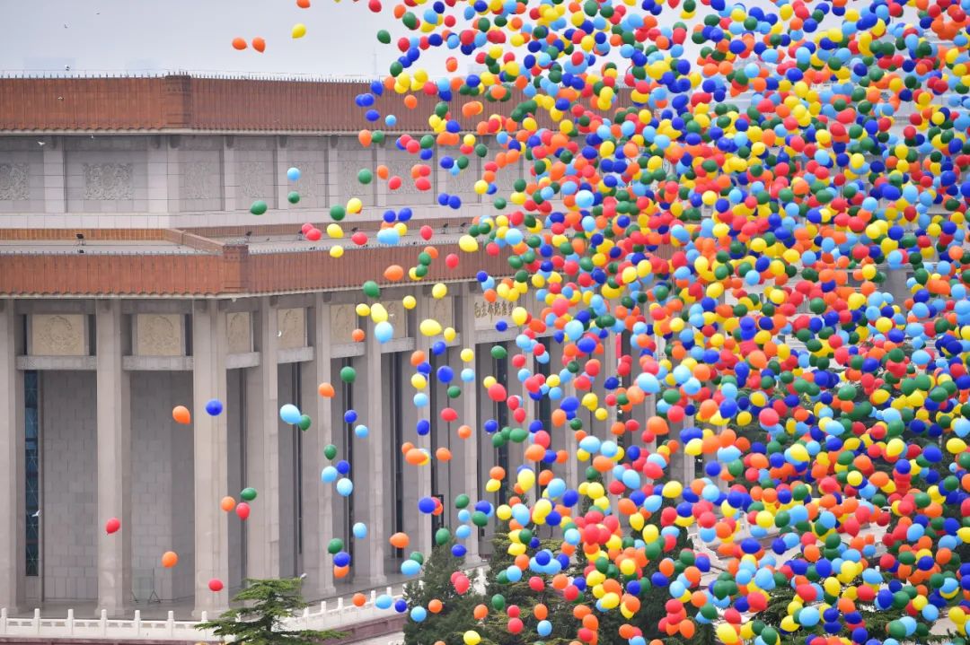 这是庆祝大会现场彩色气球腾空而起。新华社记者 陈钟昊 摄
