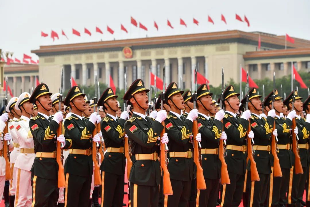 这是国旗护卫队唱国歌.新华社记者 李鑫 摄