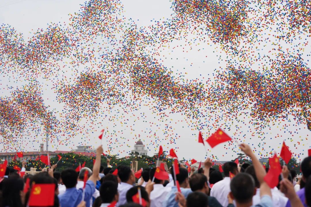 这是庆祝大会现场气球腾空而起。新华社记者 彭子洋 摄