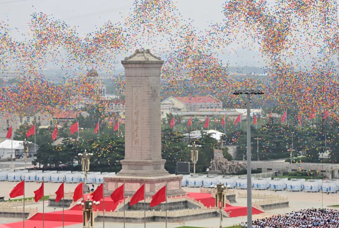 这是庆祝大会现场放飞气球。新华社记者 李响  摄