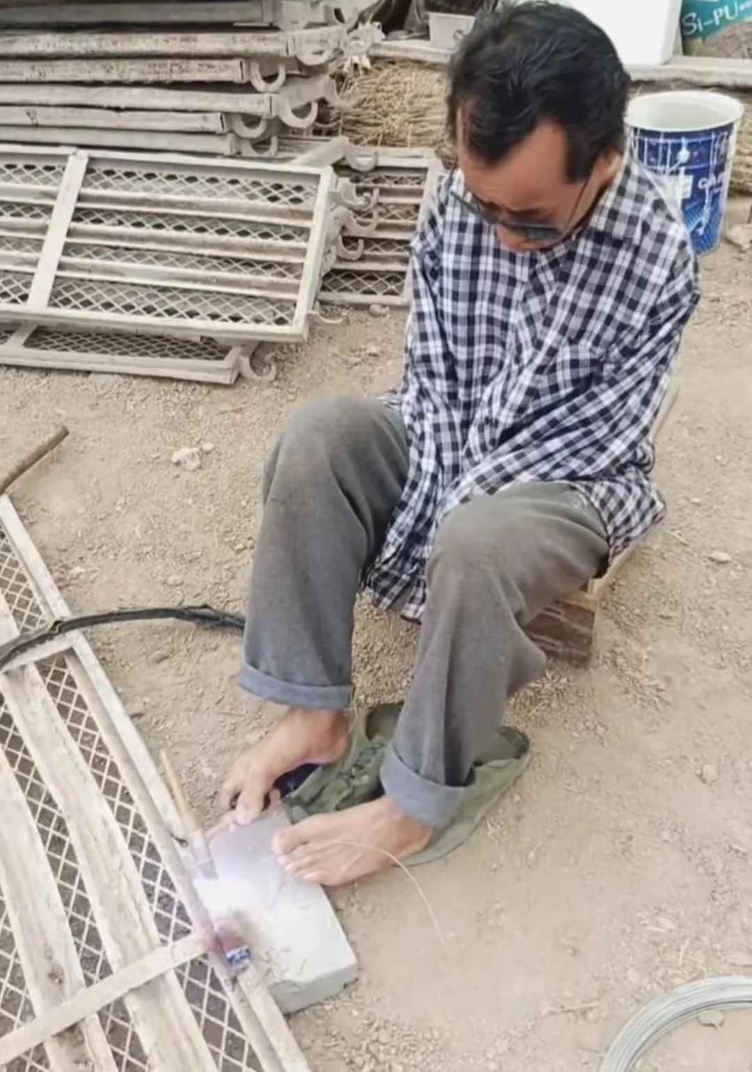 6岁失去双臂，母亲哭瞎眼睛，泾源男子用双脚与命运抗争！休闲区蓝鸢梦想 - Www.slyday.coM