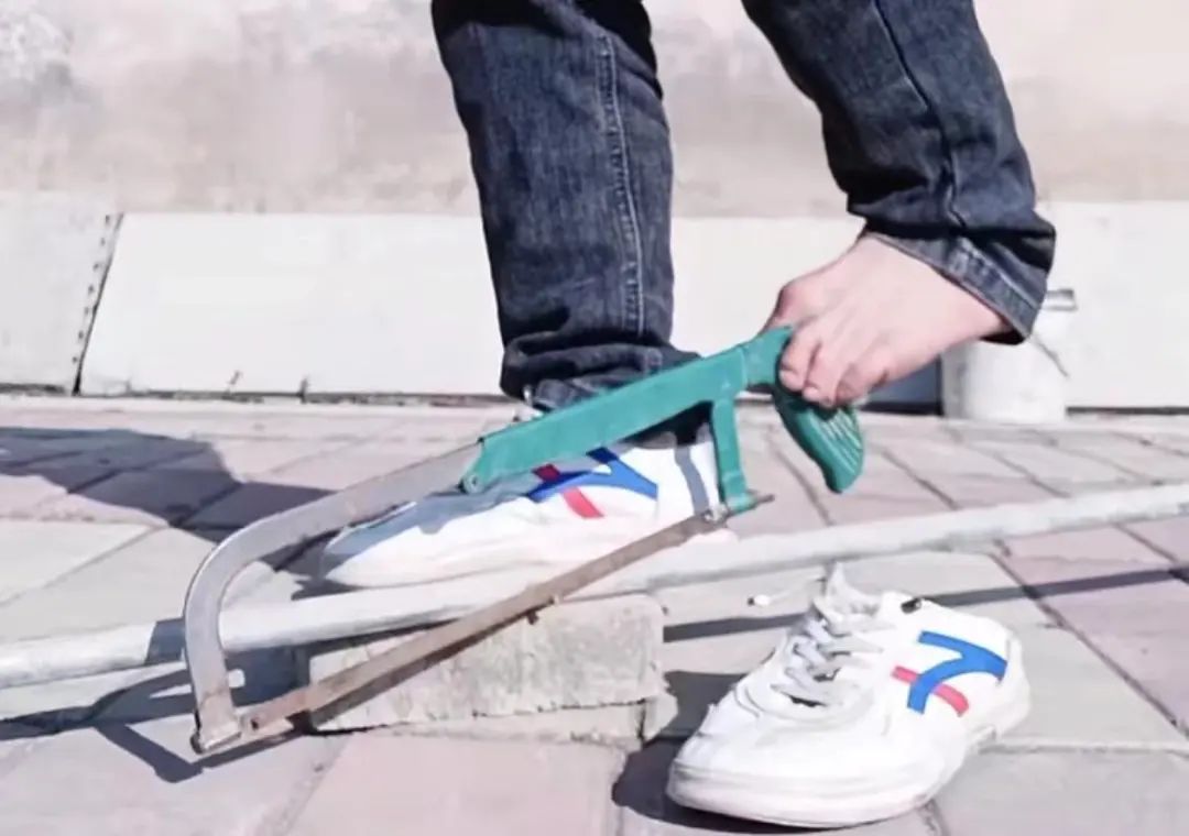 6岁失去双臂，母亲哭瞎眼睛，泾源男子用双脚与命运抗争！休闲区蓝鸢梦想 - Www.slyday.coM