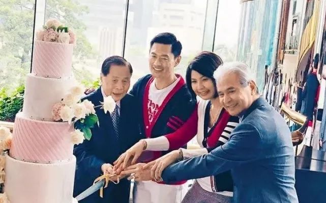 不过原来两人拍拖的十几年里,也经历了很多,老婆一直默默支持黄德斌.
