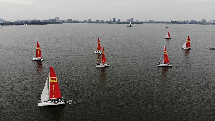 红帆逐浪光辉百年，临港新片区开展滴水湖帆船巡游