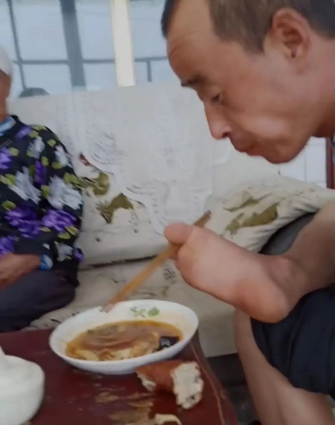 6岁失去双臂，母亲哭瞎眼睛，泾源男子用双脚与命运抗争！休闲区蓝鸢梦想 - Www.slyday.coM