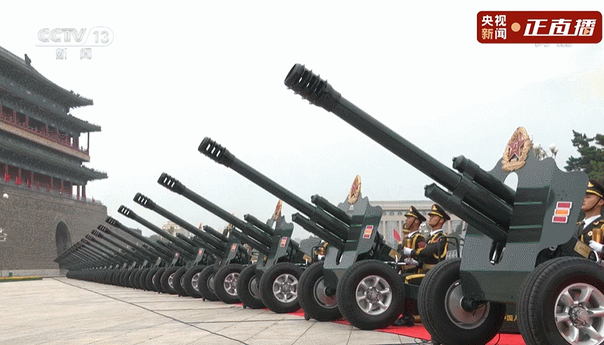 100响礼炮响彻云霄10道彩烟辉映长空庆祝建党百年飞机编队呈100字样