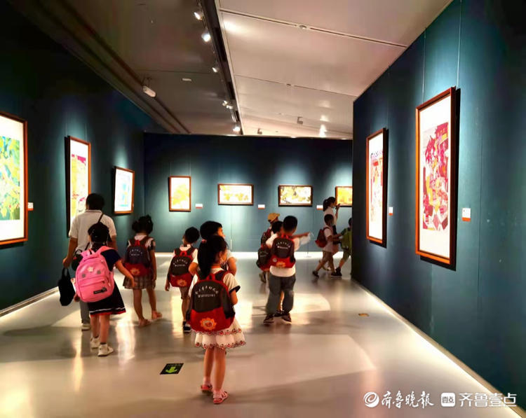 在山东美术馆参观书画展的孩子们