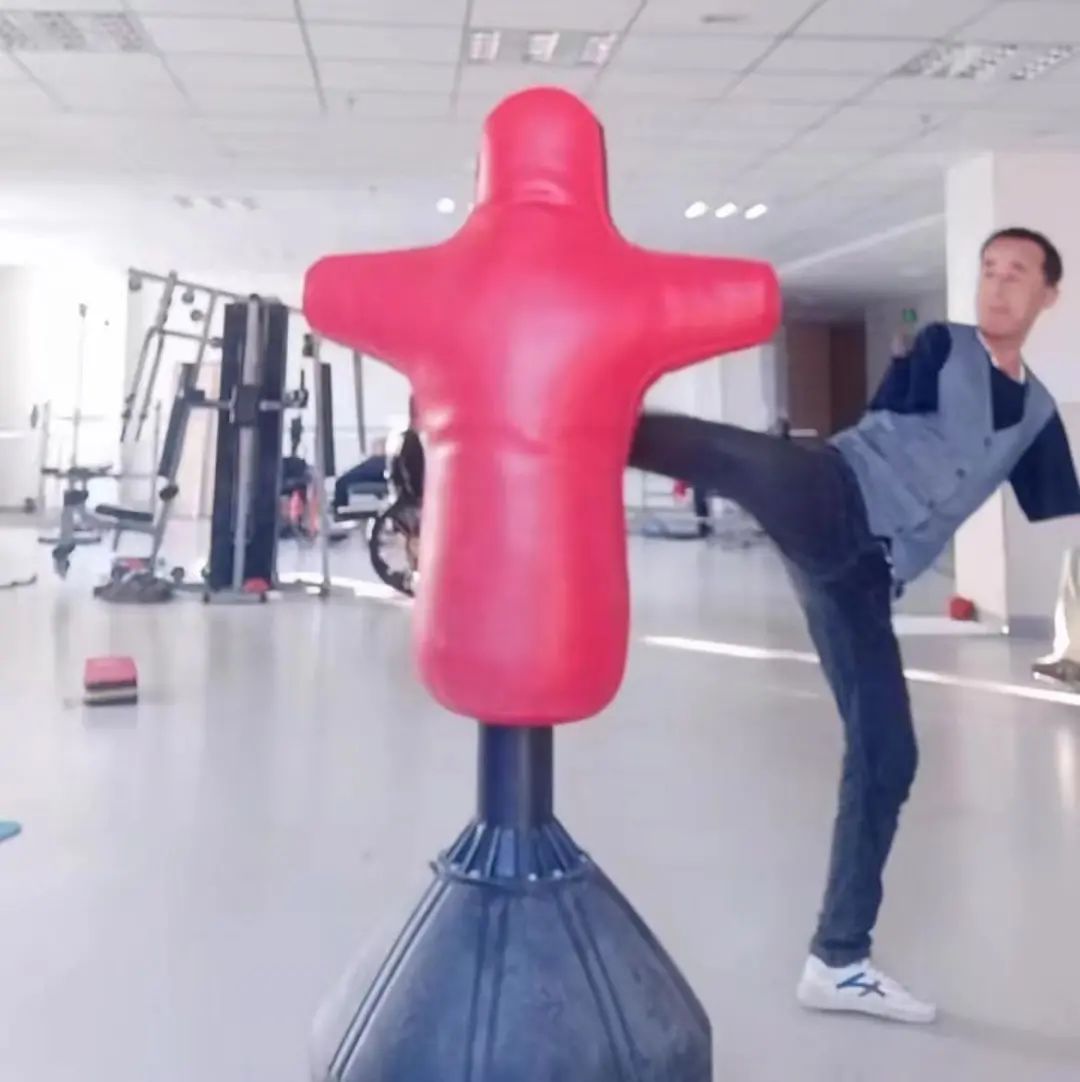 6岁失去双臂，母亲哭瞎眼睛，泾源男子用双脚与命运抗争！休闲区蓝鸢梦想 - Www.slyday.coM