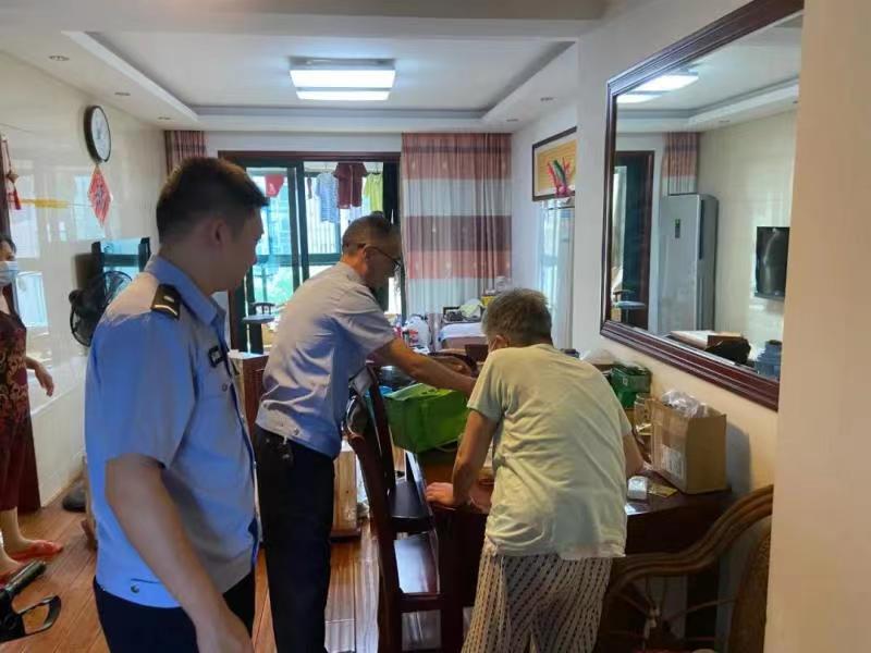 张杭和同事为费奶奶送餐。警方供图