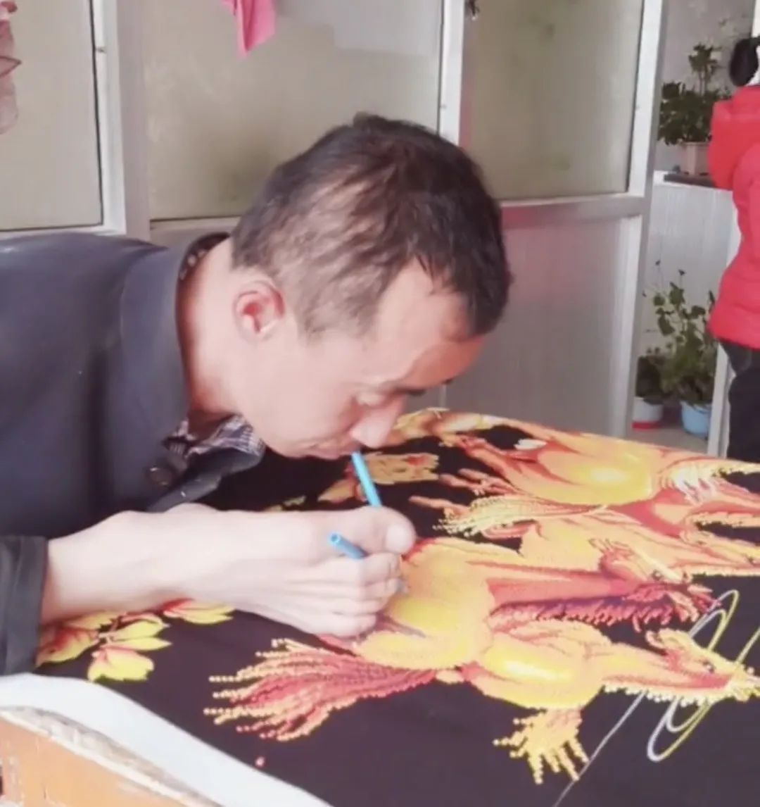 6岁失去双臂，母亲哭瞎眼睛，泾源男子用双脚与命运抗争！休闲区蓝鸢梦想 - Www.slyday.coM