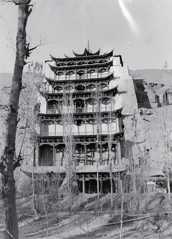 斯文·赫定于1934年11月5日拍摄的尚未竣工的莫高窟九层楼，这张照片很有可能是九层楼的第一张照片
