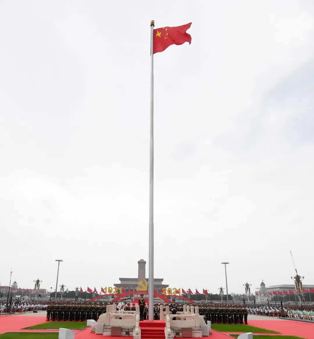 庆祝大会现场，国旗飘扬。新华社记者 申宏 摄