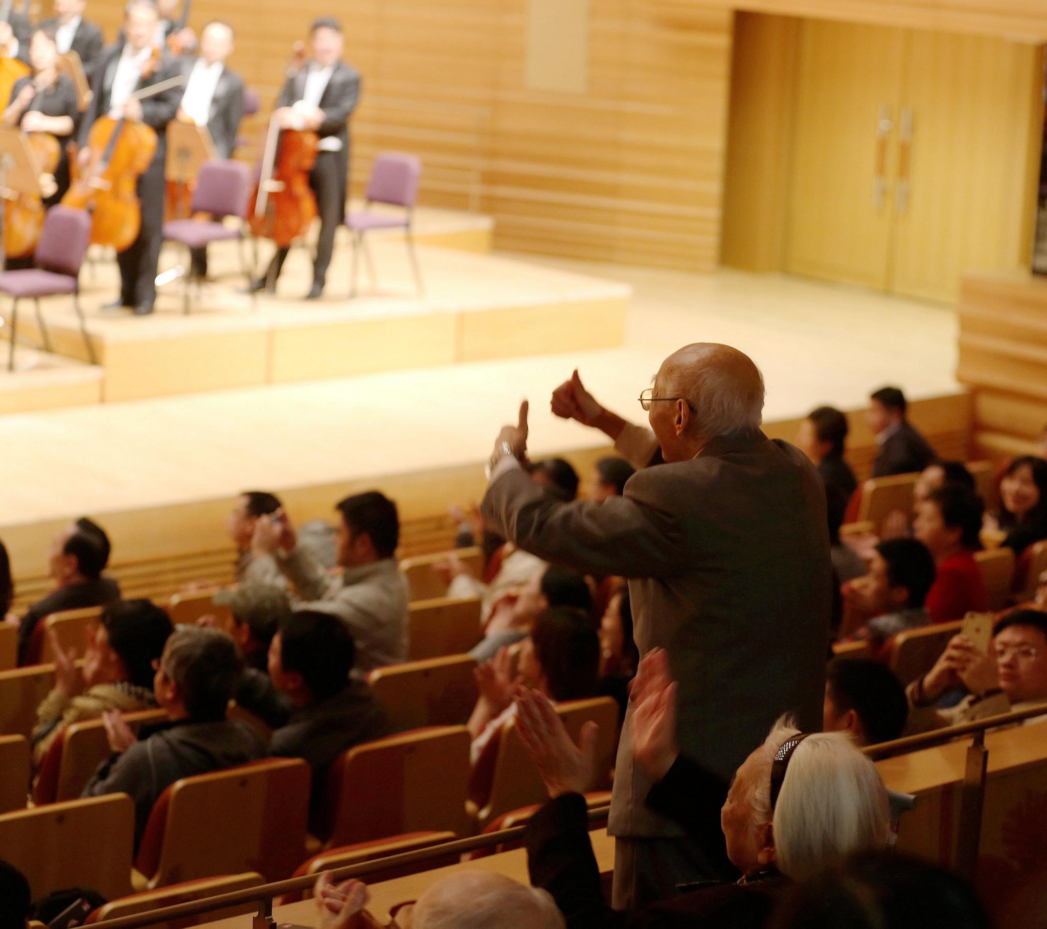 朱践耳生前观看上海交响乐团演奏自己作品的音乐会,在观众席中冲台上