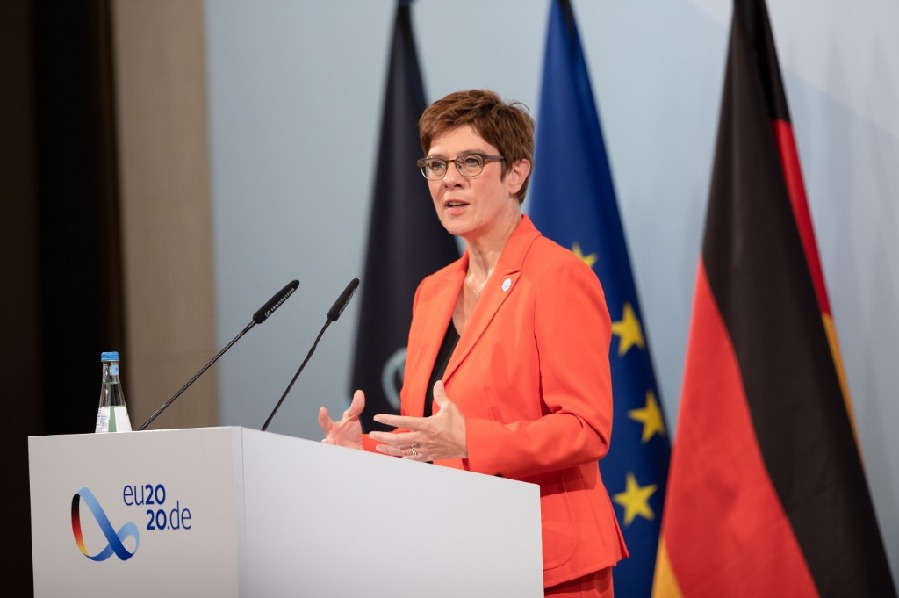 2020年8月26日，在德国首都柏林，德国国防部长克兰普-卡伦鲍尔出席欧盟国防部长非正式会议后的新闻发布会。（新华社发，德国联邦国防军供图）